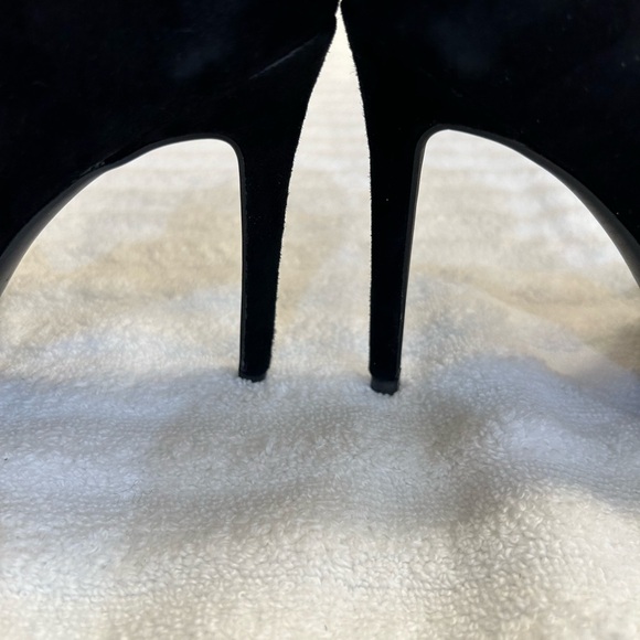 Jessica Simpson velvet like black heels embellished with silver flower details. - Picture 6 of 8